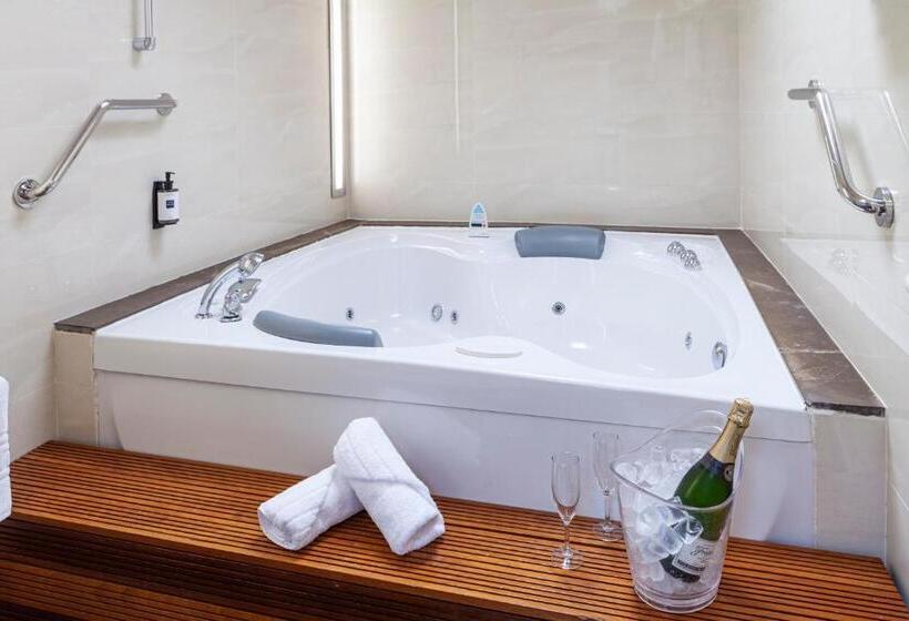 デラックススイート, Macia Alfaros