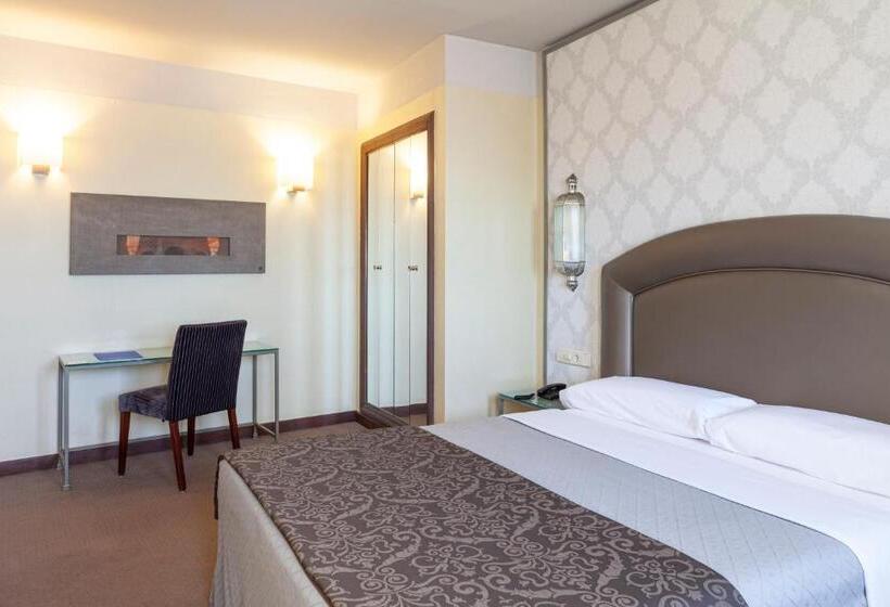 スタンダードルーム, Macia Alfaros