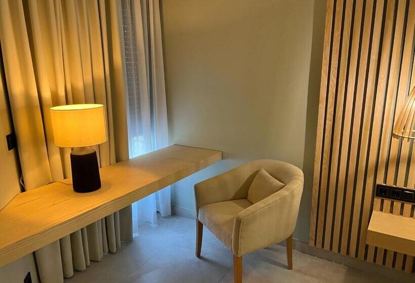 スタンダードルーム, Noy