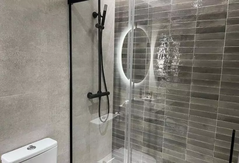 Standard Single Room, Noy
