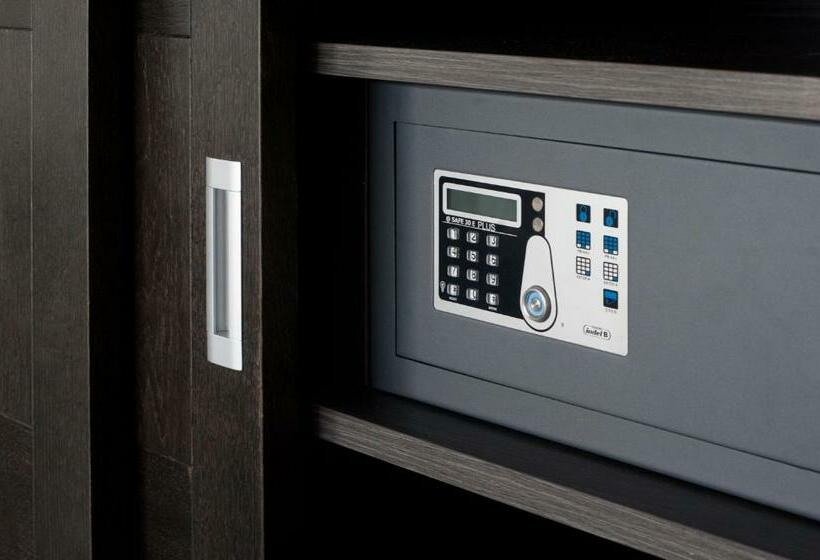 Номер Стандарт Вид на Море, Pato Amarillo