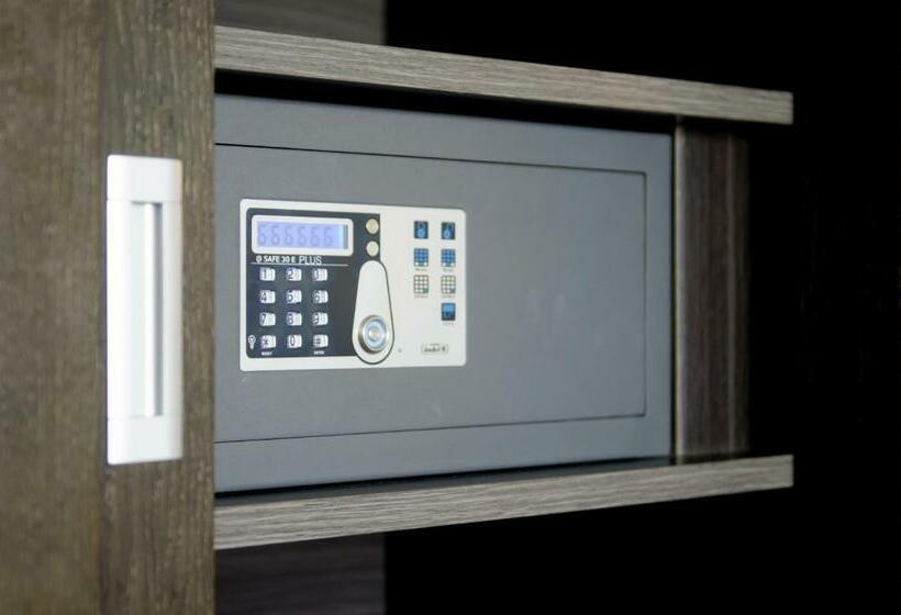 Номер Стандарт Вид на Море, Pato Amarillo