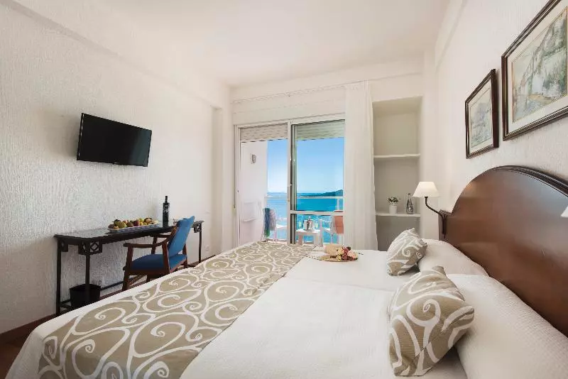 اتاق استاندارد سه نفره, Aluasun Doblemar