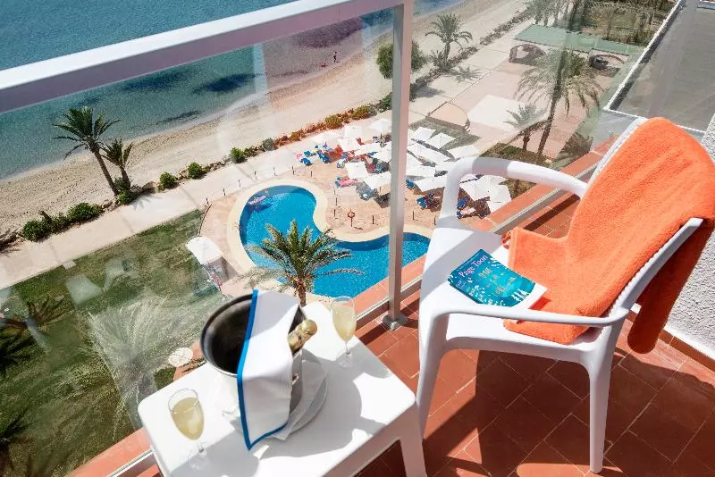 اتاق استاندارد سه نفره, Aluasun Doblemar