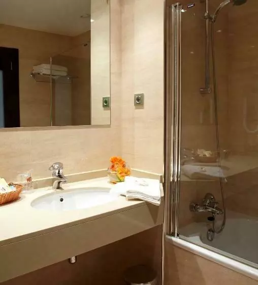 اتاق استاندارد سه نفره, Coia De Vigo