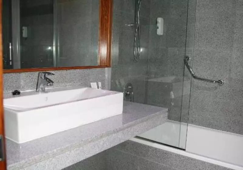 اتاق استاندارد سه نفره, Coia De Vigo