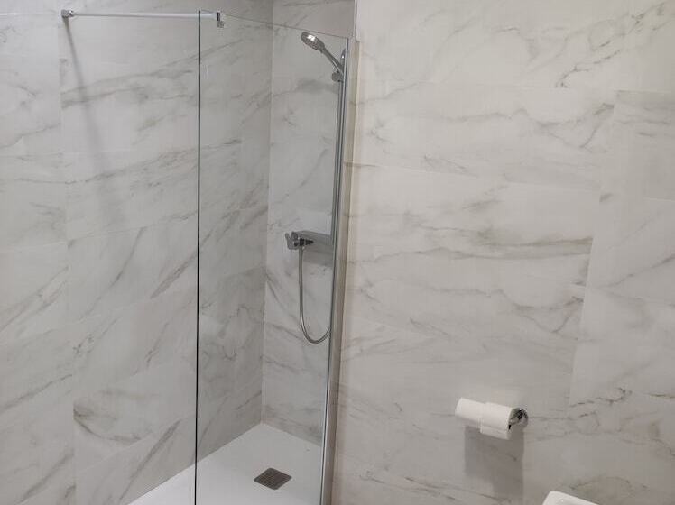 غرفة قياسية ثلاثية, Compostela Vigo