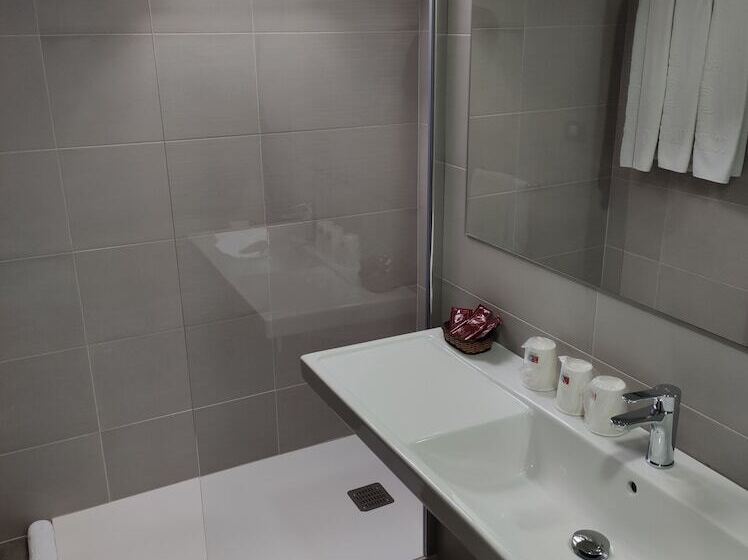 غرفة قياسية ثلاثية, Compostela Vigo