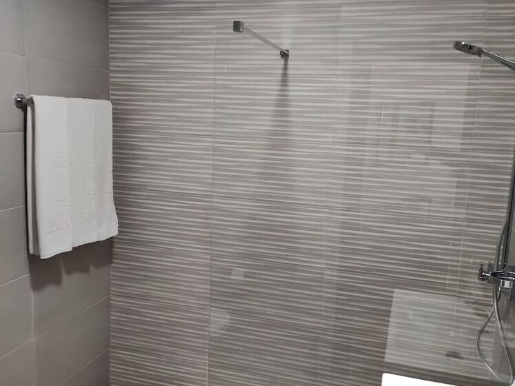 غرفة قياسية ثلاثية, Compostela Vigo