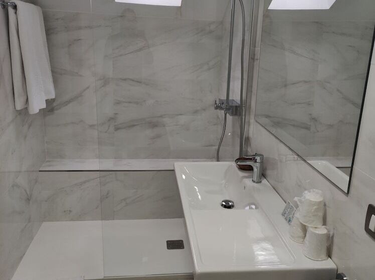 غرفة قياسية ثلاثية, Compostela Vigo