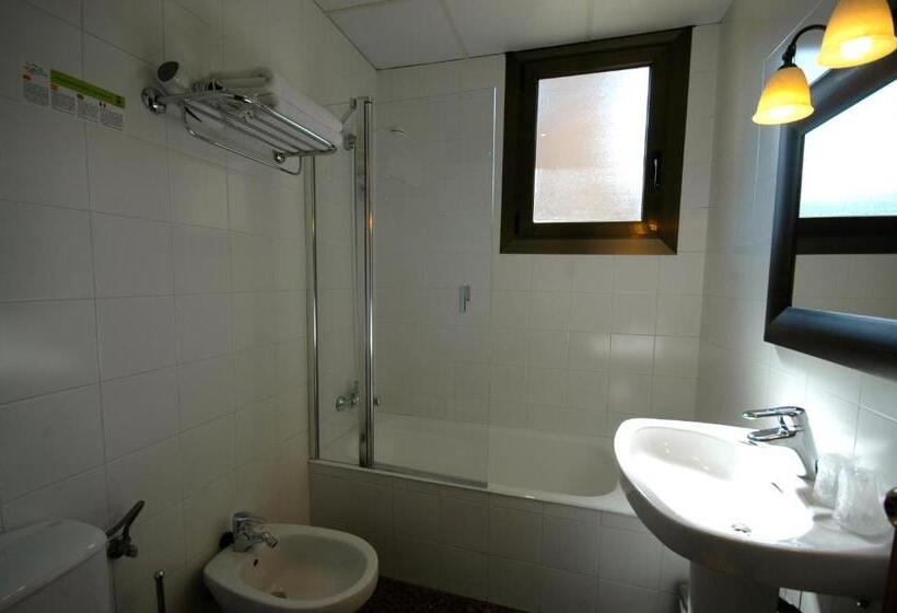 标准三人间, Els Puis