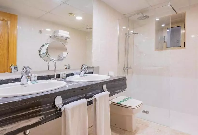 Chambre en Attique, Eth Solan & Spa