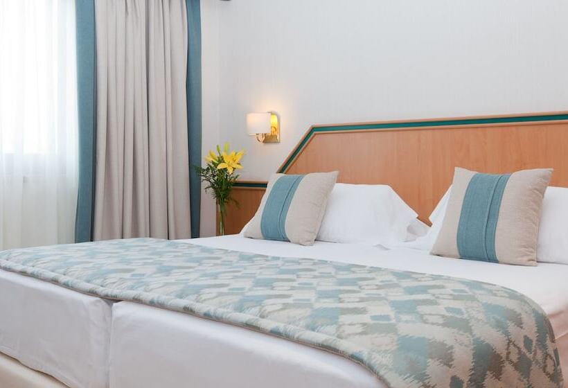 패밀리 룸, Praga