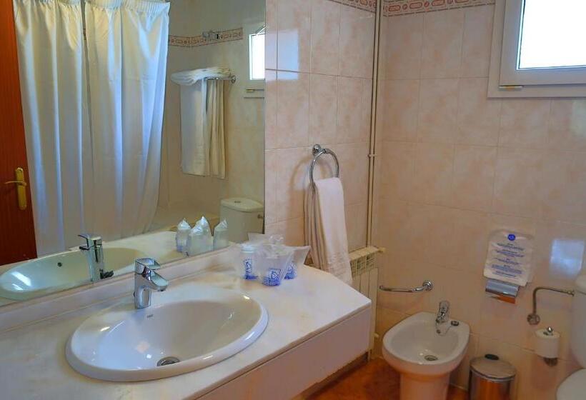 اتاق استاندارد چهار تخته, Urogallo