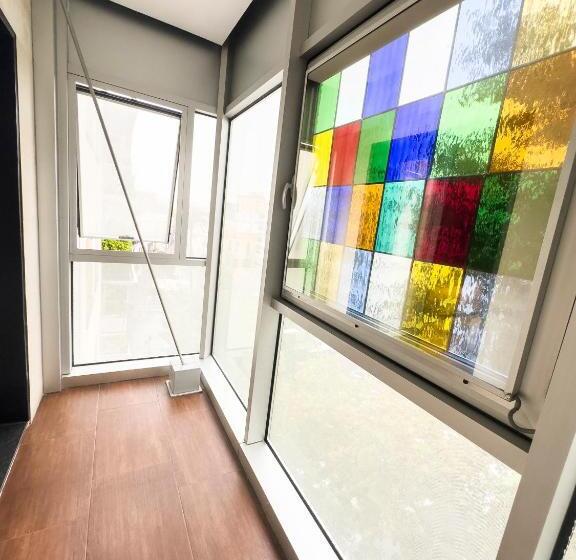 اتاق لوکس با بالکن, Becquer