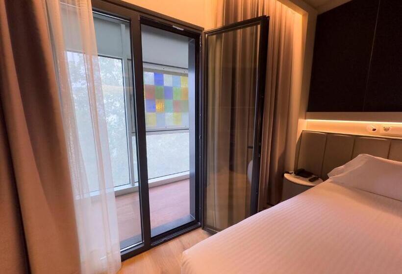 اتاق لوکس با بالکن, Becquer