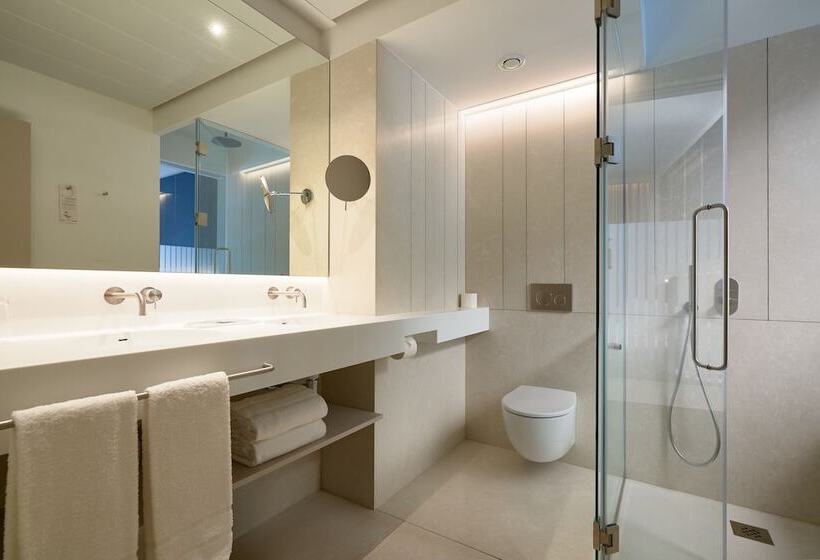 اتاق لوکس با بالکن, Becquer