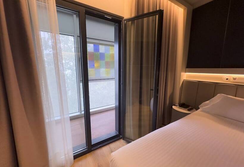 اتاق لوکس با بالکن, Becquer