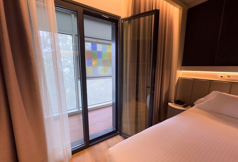 اتاق لوکس با بالکن, Becquer