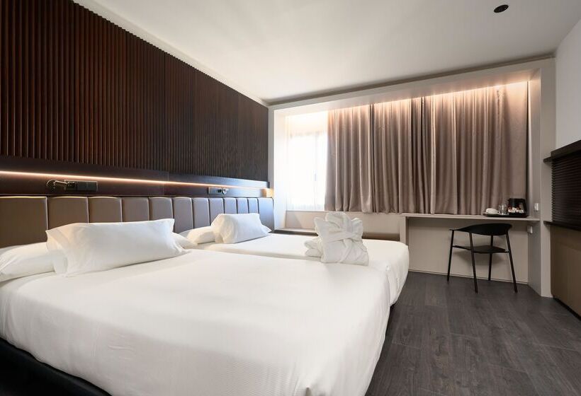 اتاق پرمیوم, Becquer