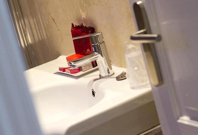 标准单人间, Carlos V