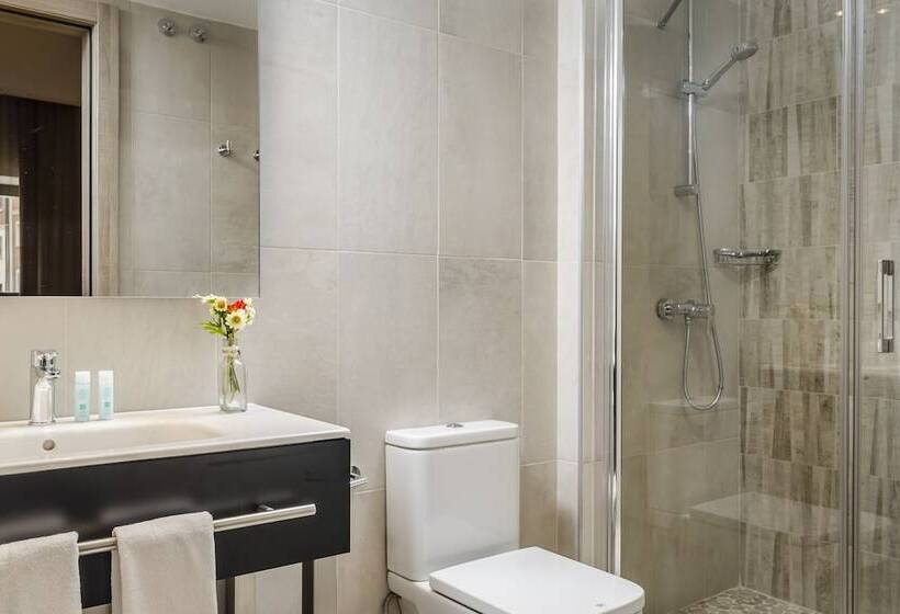 标准三人间, Civera