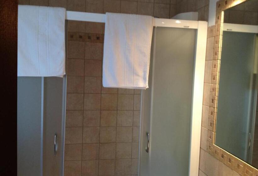 חדר סטנדרט, Esther