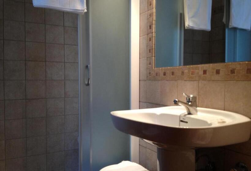 غرفة قياسية, Esther