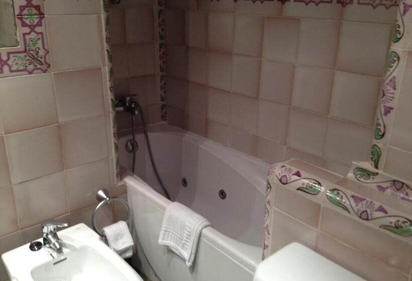 غرفة سوبيريور مزود بجاكوزى, Esther