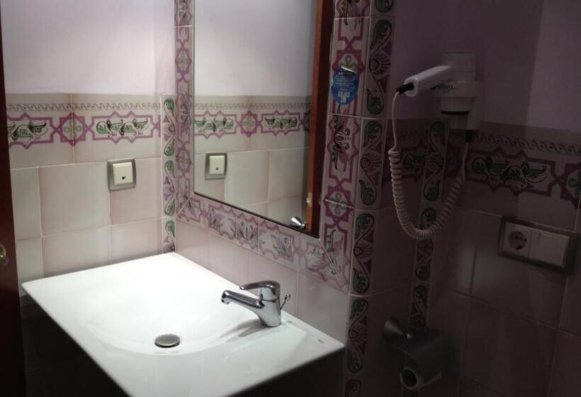 غرفة سوبيريور مزود بجاكوزى, Esther