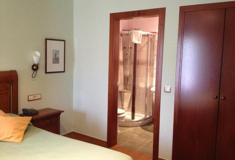 جناح مزوَّد بشرفة, Esther