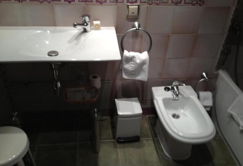 جناح مزوَّد بشرفة, Esther