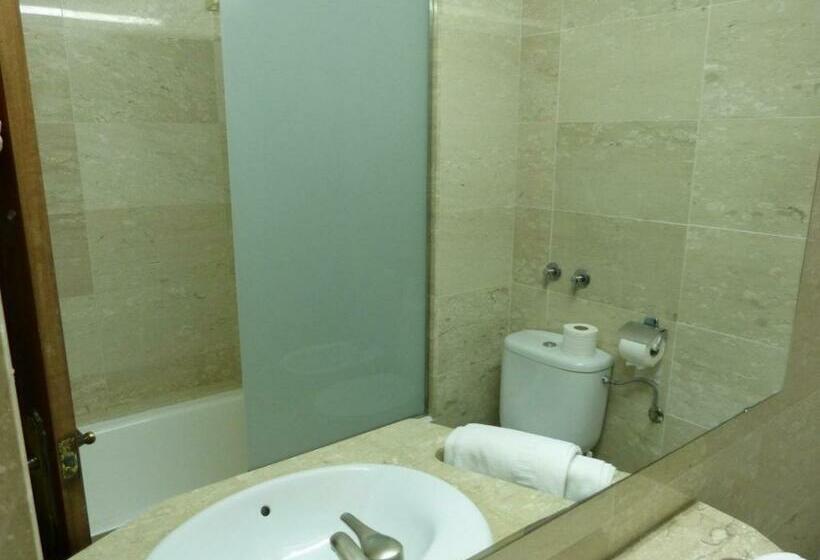 标准三人间, Golden Sand