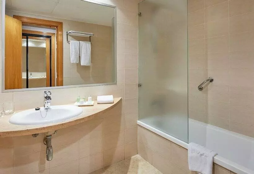اتاق استاندارد سه نفره, NH Ciudad De Valencia