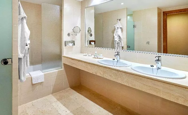 اتاق استاندارد سه نفره, NH Ciudad De Valencia