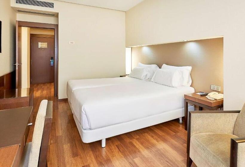 اتاق خانوادگی تودرتو, NH Sevilla Plaza De Armas