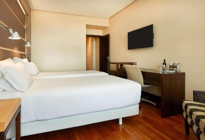 اتاق خانوادگی تودرتو, NH Sevilla Plaza De Armas