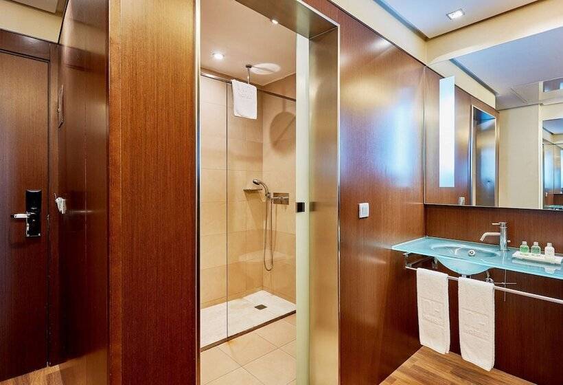 اتاق خانوادگی تودرتو, NH Sevilla Plaza De Armas