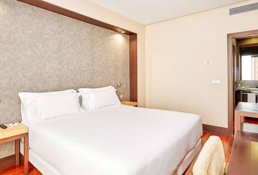 اتاق خانوادگی تودرتو, NH Sevilla Plaza De Armas