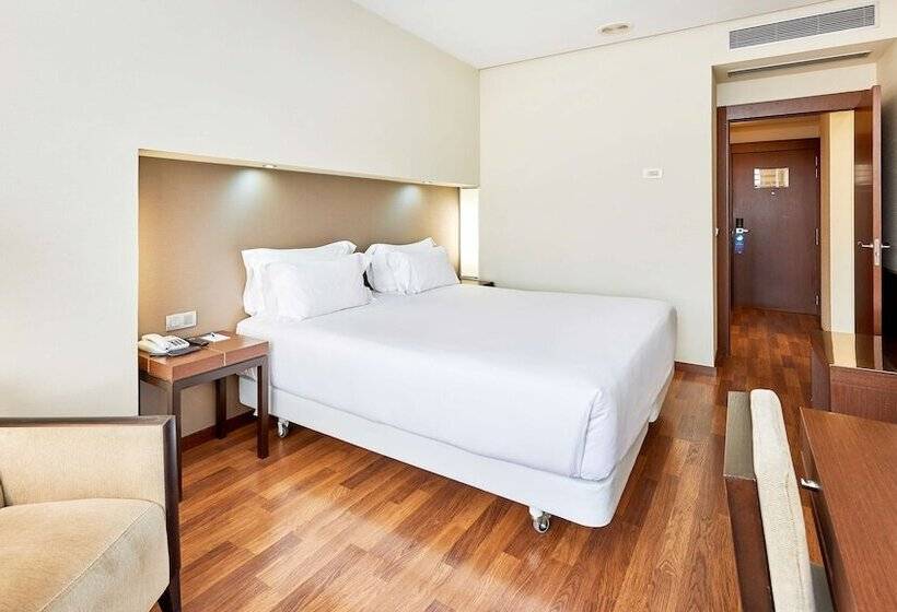 اتاق خانوادگی تودرتو, NH Sevilla Plaza De Armas