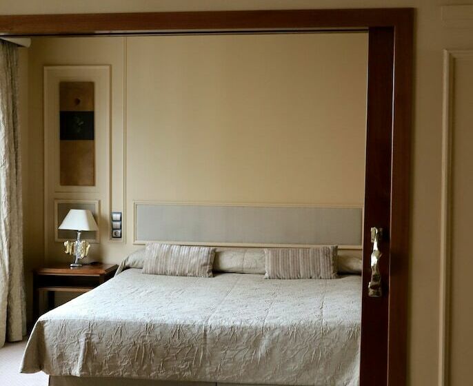 جناح ديلوكس, Olid