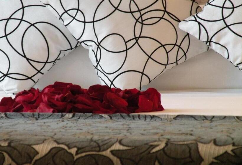 سوئیت با وان آب گرم, Rey Don Sancho