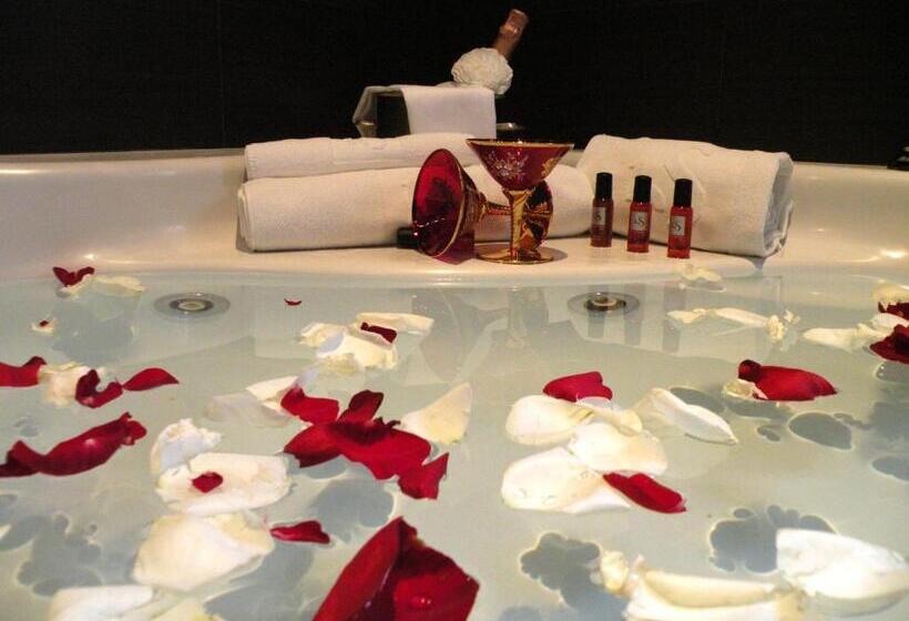 سوئیت با وان آب گرم, Rey Don Sancho