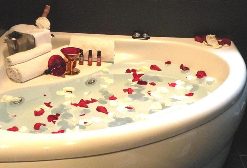 سوئیت با وان آب گرم, Rey Don Sancho