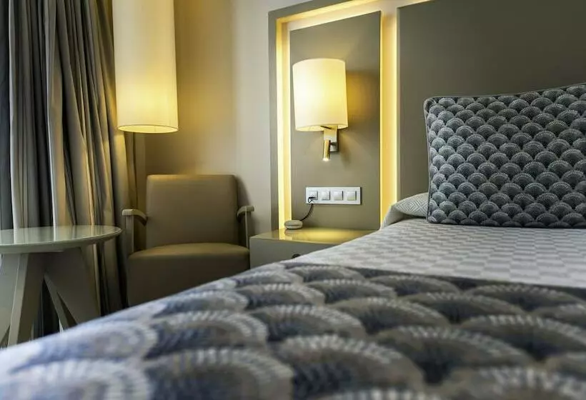 اتاق استاندارد با چشم‌انداز استخر, Spring Hotel Vulcano