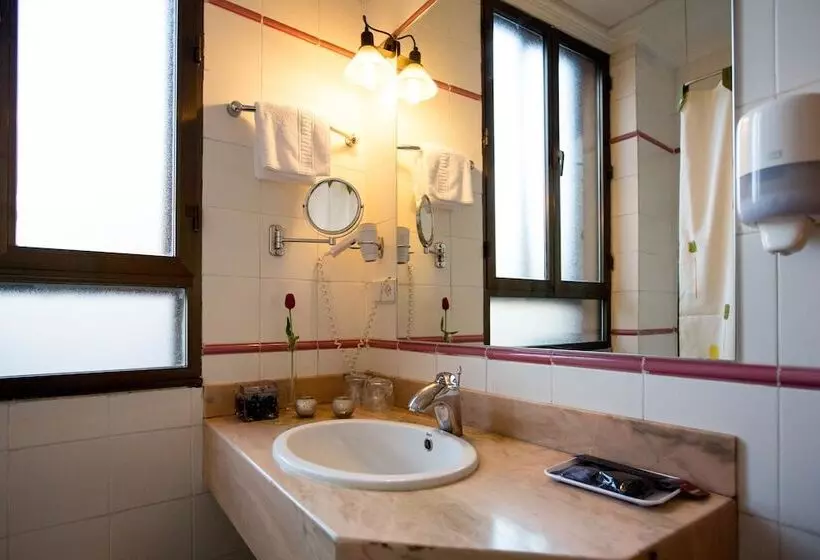 コンフォートルーム, Hostal Paris