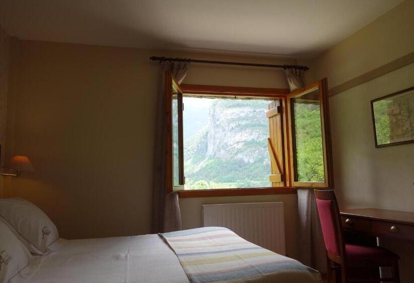 غرفة قياسية مطلة على الجبل, Abetos