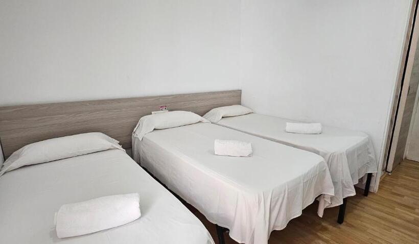 标准三人间, Hostal Montsant