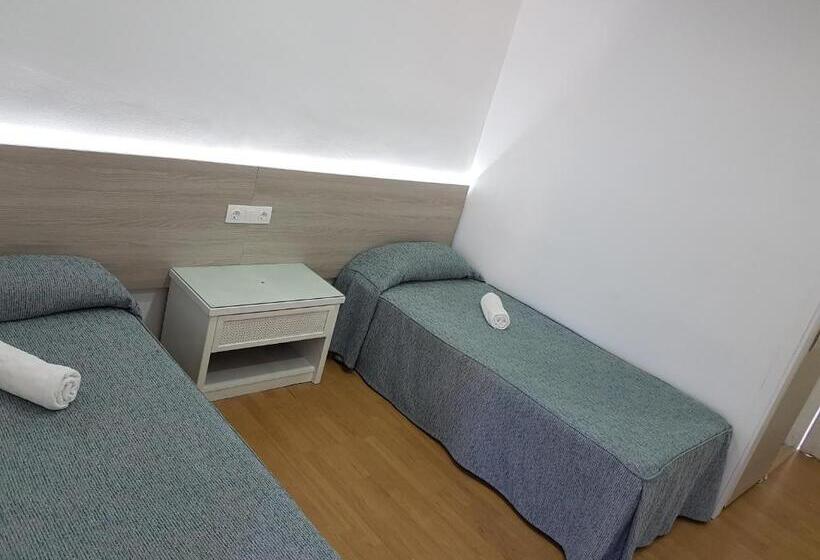 标准三人间, Hostal Montsant