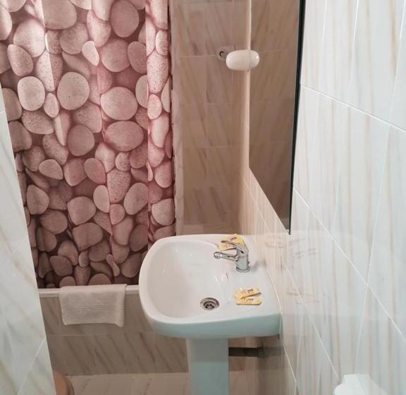 标准三人间, Hostal Montsant